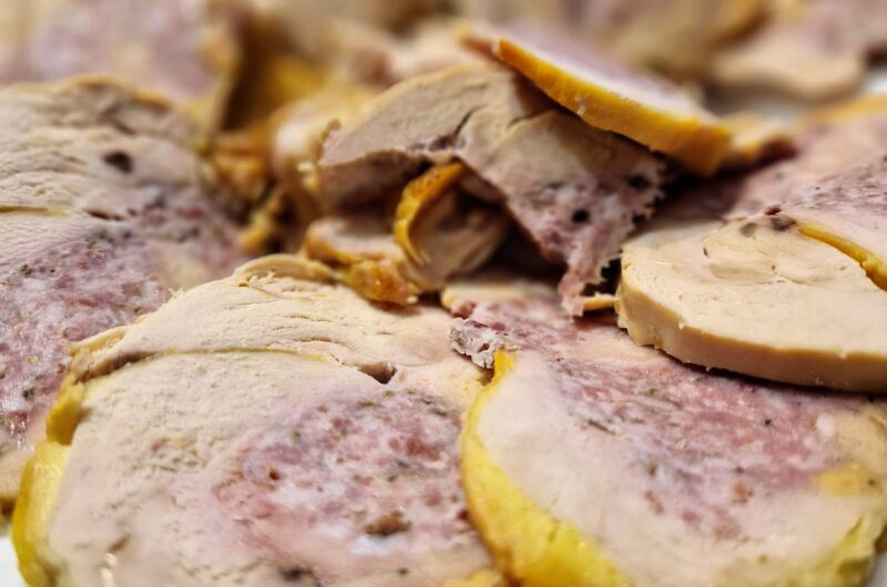 Arrosto di Faraona ripiena di Salsiccia, Radicchio e Speck
